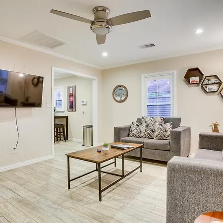 Pet-Friendly Galveston Cottage Less Than 1 Mi To Beach!
